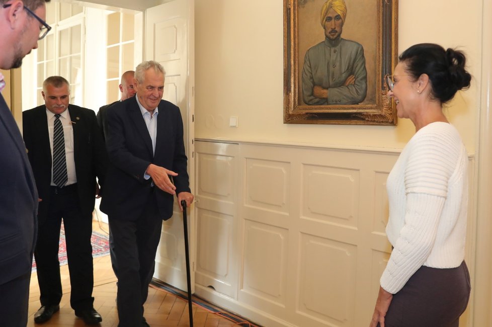 Prezident Miloš Zeman v Lánech s generální ředitelkou Czech News Center Libuší Šmuclerovou (24. 6. 2018)