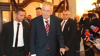 Zeman není velký státník, ale provinční žvanil. Svými móresy kazí 100. výročí Československa a je mu to jedno