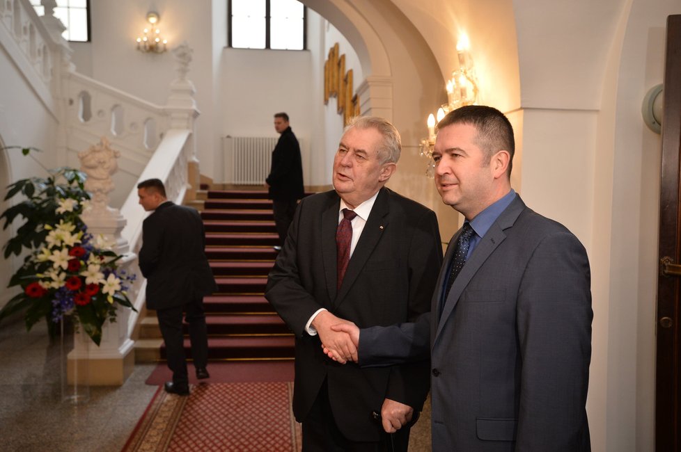 Prezidenta ve Sněmovně uvítal její šéf Jan Hamáček (ČSSD).