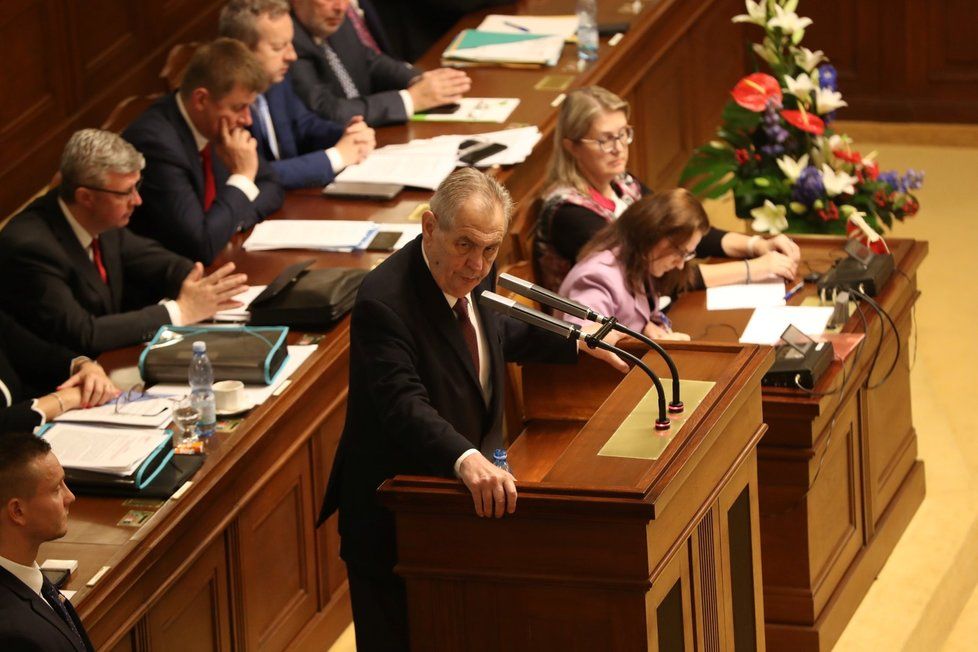 Prezident Miloš Zeman mluvil k poslancům zhruba 13 minut. &#34;Pokud Směmovna zákona schválí, podepíšu ho,&#34; slíbil Zeman.