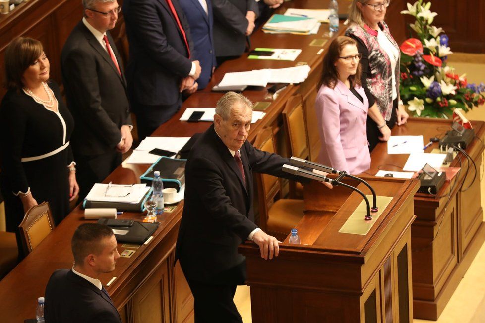 Prezident Miloš Zeman mluvil k poslancům zhruba 13 minut. „Pokud Sněmovna zákon schválí, podepíšu ho,“ slíbil Zeman.