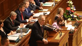 Prezident Miloš Zeman mluvil k poslancům zhruba 13 minut. "Pokud Sněmovna zákon schválí, podepíšu ho," slíbil Zeman.
