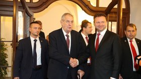 Vystoupení prezidenta Miloše Zeman v Poslanecké sněmovně bylo jeho první veřejným vystoupením po čtyřdenním rekondičním pobytu ve vojenské nemocnici