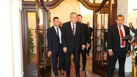 Vystoupení prezidenta Miloše Zeman v Poslanecké sněmovně bylo jeho prvním veřejným vystoupením po čtyřdenním rekondičním pobytu ve vojenské nemocnici.