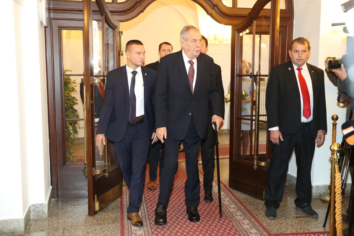 Vystoupení prezidenta Miloše Zeman v Poslanecké sněmovně bylo jeho první veřejným vystoupením po čtyřdenním rekondičním pobytu ve vojenské nemocnici
