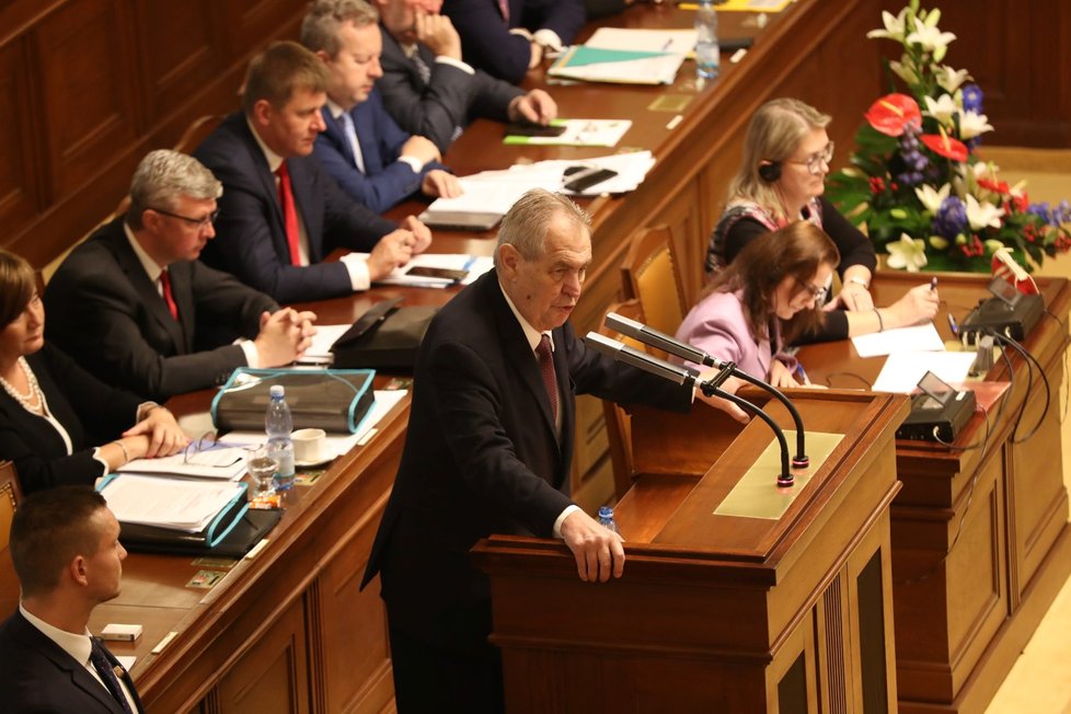 Prezident Miloš Zeman mluvil k poslancům zhruba 13 minut. &#34;Pokud Směmovna zákona schválí, podepíšu ho,&#34; slíbil Zeman.