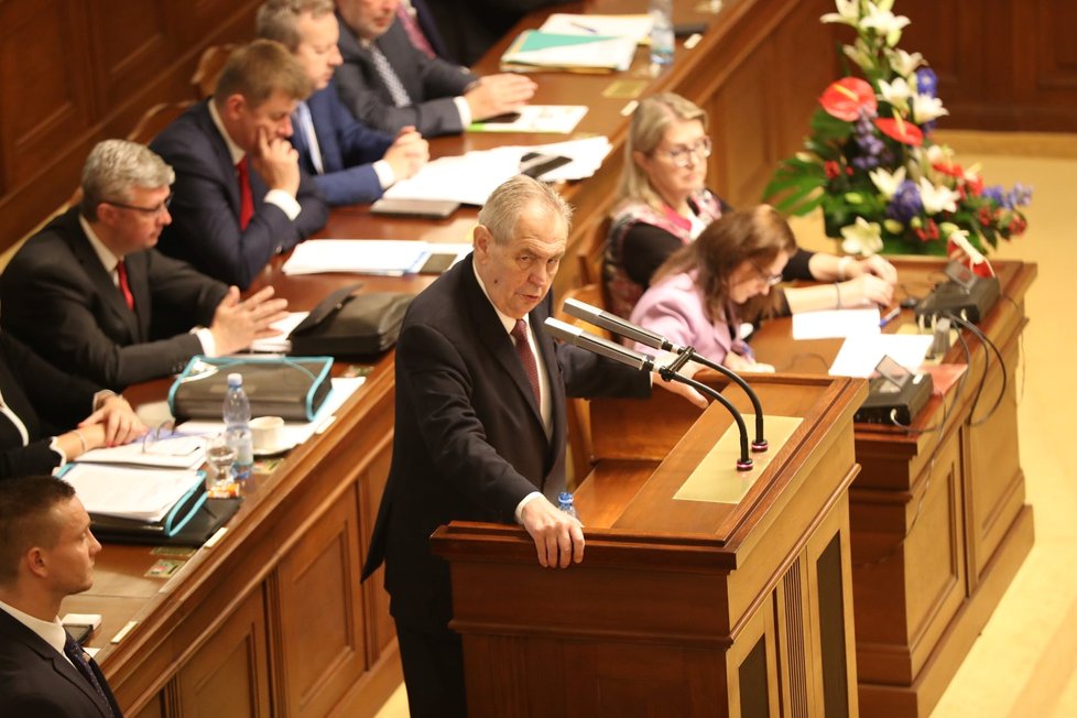 Prezident Miloš Zeman mluvil k poslancům zhruba 13 minut. „Pokud Sněmovna zákon schválí, podepíšu ho,“ slíbil Zeman.