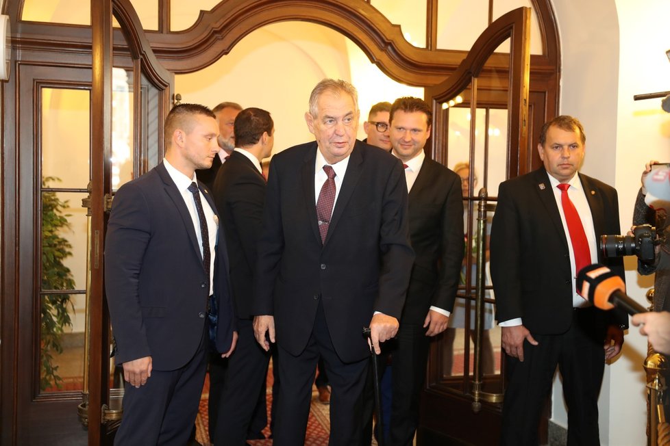 Vystoupení prezidenta Miloše Zemana v Poslanecké sněmovně bylo jeho první veřejným vystoupením po čtyřdenním rekondičním pobytu ve vojenské nemocnici