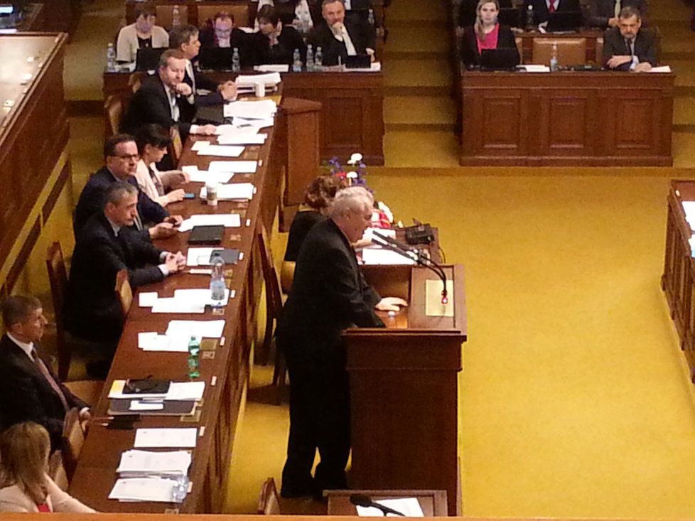 Prezident Miloš Zeman během svého projevu před poslanci. Podpořil zákon o referendu. Politikům by podle něj mohlo vrátit prestiž.