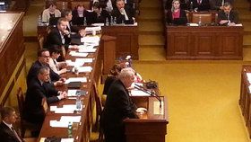 Prezident Miloš Zeman během svého projevu před poslanci. Podpořil zákon o referendu. Politikům by podle něj mohl vrátit prestiž.