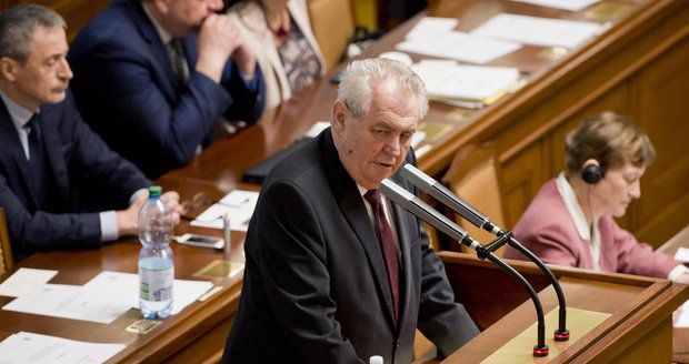 „Politici jsou až za uklízečkami,“ řekl Zeman poslancům. Kalousek ho vypnul