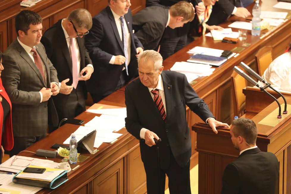 Zeman ve sněmovně při debatě o rozpočtu.