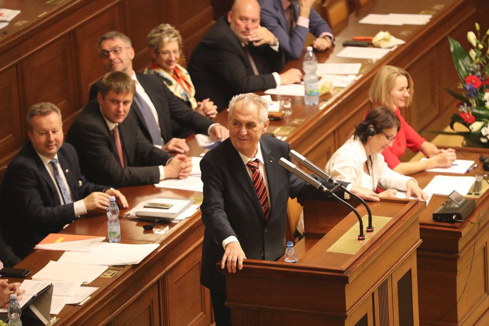 Zeman ve sněmovně při debatě o rozpočtu.