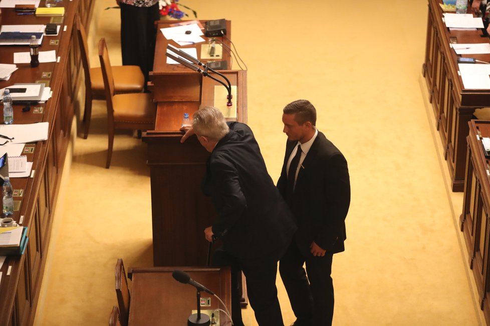 Zeman ve sněmovně při debatě o rozpočtu.