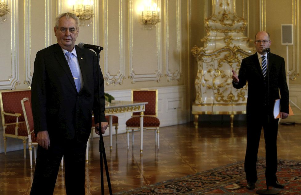 Prezident Miloš Zeman (vlevo) a premiér Bohuslav Sobotka (ČSSD)