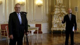 Prezident Miloš Zeman (vlevo) a premiér Bohuslav Sobotka (ČSSD)