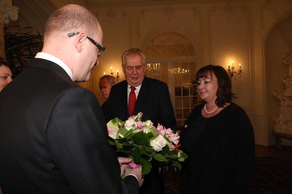 Premiér Bohuslav Sobotka (ČSSD) předává růže Ivaně Zemanové.