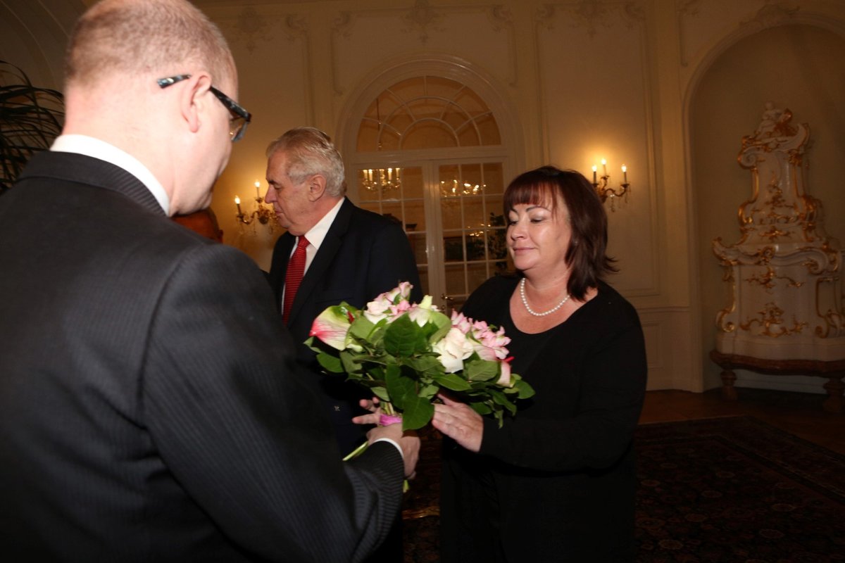 Bohuslav Sobotka s manželkou Olgou a prezident Miloš Zeman s manželkou Ivanou na novoročním obědě v roce 2016