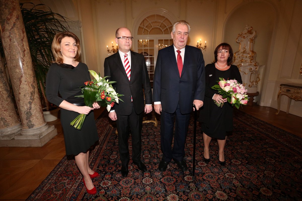 Bohuslav Sobotka s manželkou Olgou a prezident Miloš Zeman s manželkou Ivanou na novoročním obědě v roce 2016