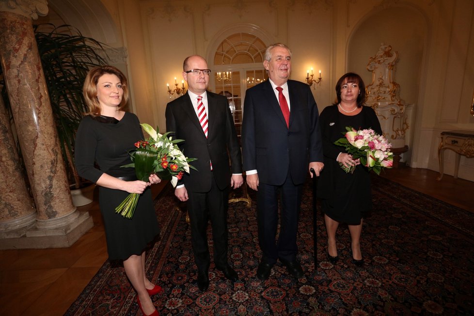 Bohuslav Sobotka s manželkou Olgou a prezident Miloš Zeman s manželkou Ivanou na novoročním obědě v roce 2016