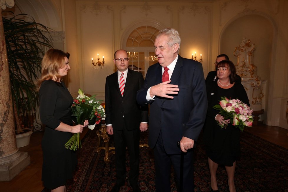 Bohuslav Sobotka s manželkou Olgou a prezident Miloš Zeman s manželkou Ivanou na novoročním obědě v roce 2016