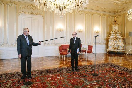 Prezident Miloš Zeman a tehdejší premiér Bohuslav Sobotka (ČSSD) na Hradě (4. 5. 2017)