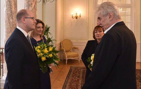 Před jídlem se Sobotkovi přivítali s prezidentským párem.