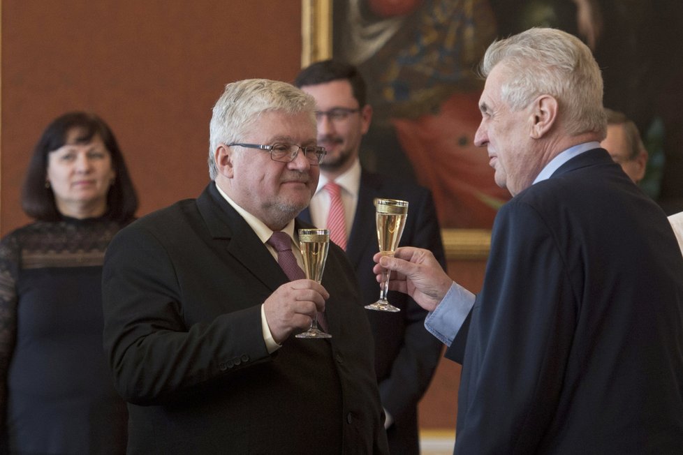 Miloš Zeman na pár dní po volbách zmizel. Objevil se až tři dny poté při jmenování soudců