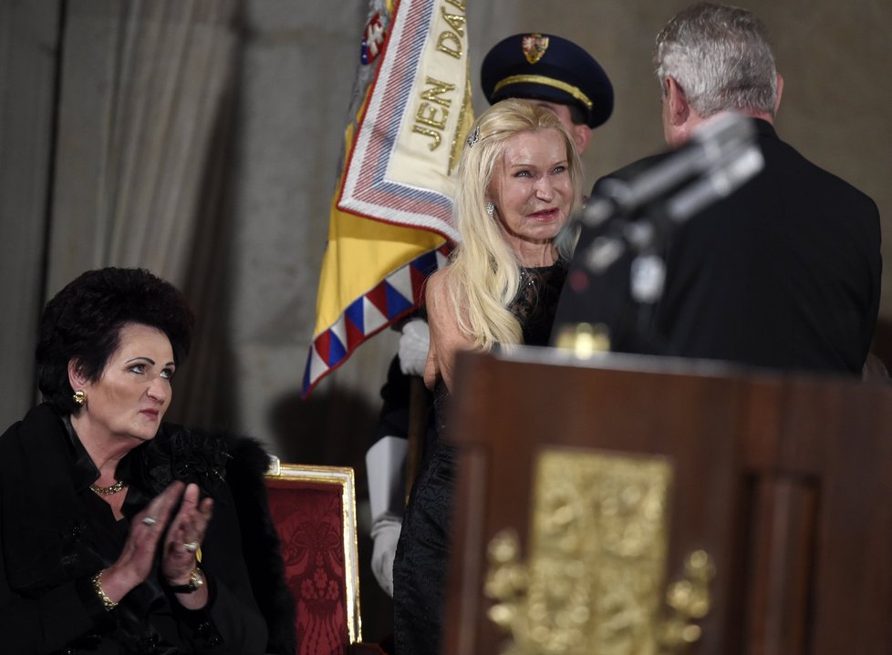 Medaili dostala také herečka Jitka Frantová-Pelikánová, která Zemana podporovala v jeho prezidentské kampani.