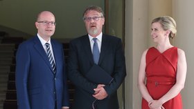 Premiér Sobotka s nově jmenovaným ministrem Štechem a jeho předchůdkyní Valachovou