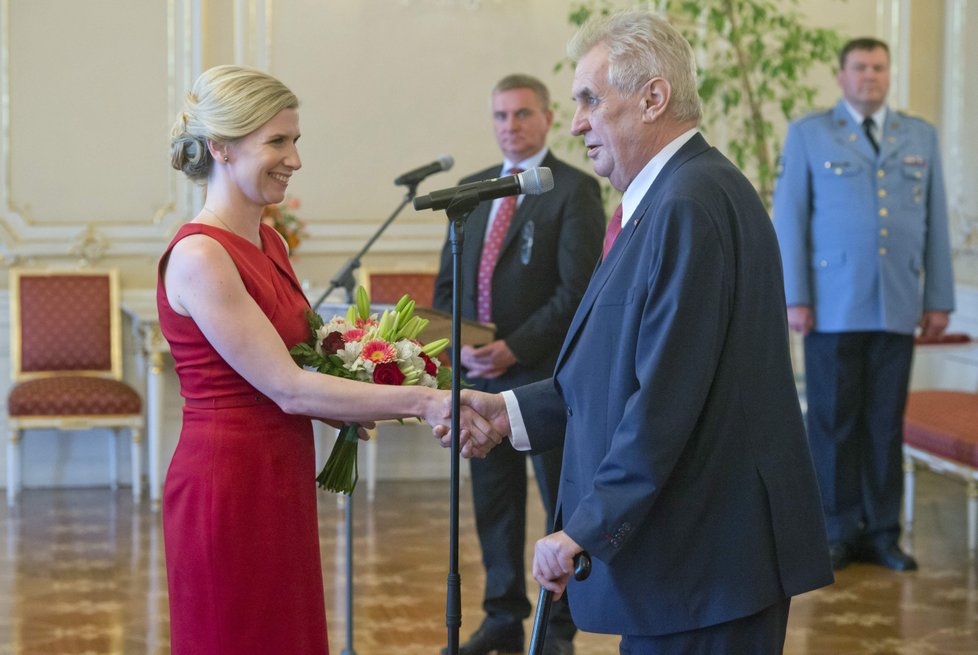 Prezident Zeman při jmenování Štecha poděkoval za odvedenou práci jeho předchůdkyni Kateřině Valachové.
