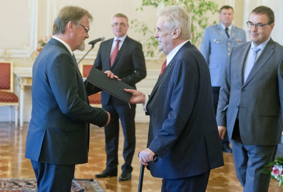 Prezident Miloš Zeman ve středu jmenoval Stanislava Štecha novým ministrem školství.