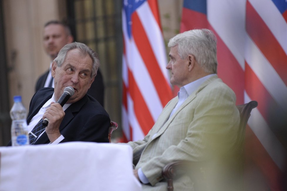 Prezident Miloš Zeman se u příležitosti 244. výročí Dne nezávislosti účastnil recepce v rezidenci amerického velvyslance Stephena Kinga.