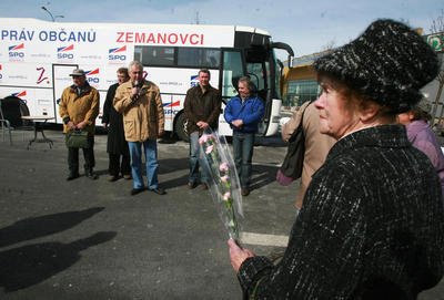 Stranu práv občanů - Zemanovci propagoval se Zemákem Miloš Zeman v roce 2010.