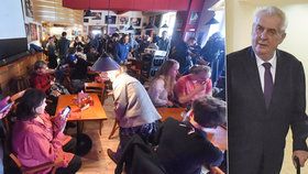 Místo besedy se Zemanem šly desítky opavských studentů do kavárny.