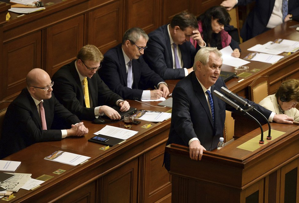 Prezident Miloš Zeman ve Sněmovně. Za ním zleva premiér Bohuslav Sobotka (ČSSD), vicepremiér Pavel Bělobrádek (KDU-ČSL) a ministři Martin Stropnický (ANO), Jan Mládek (ČSSD) a Michaela Marksová (ČSSD) (21. 2. 2017).