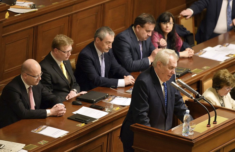 Prezident Miloš Zeman ve Sněmovně. Za ním zleva premiér Bohuslav Sobotka (ČSSD), vicepremiér Pavel Bělobrádek (KDU-ČSL) a ministři Martin Stropnický (ANO), Jan Mládek (ČSSD) a Michaela Marksová (ČSSD) (21. 2. 2017)