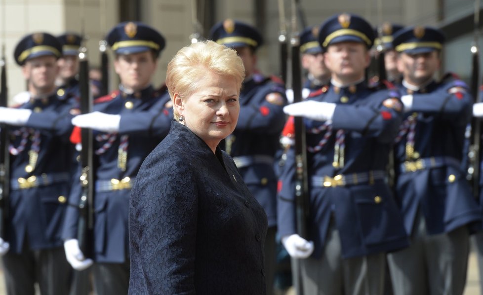 Litevská prezidentka Dalia Grybauskaitéová na přehlídce u Pražského hradu