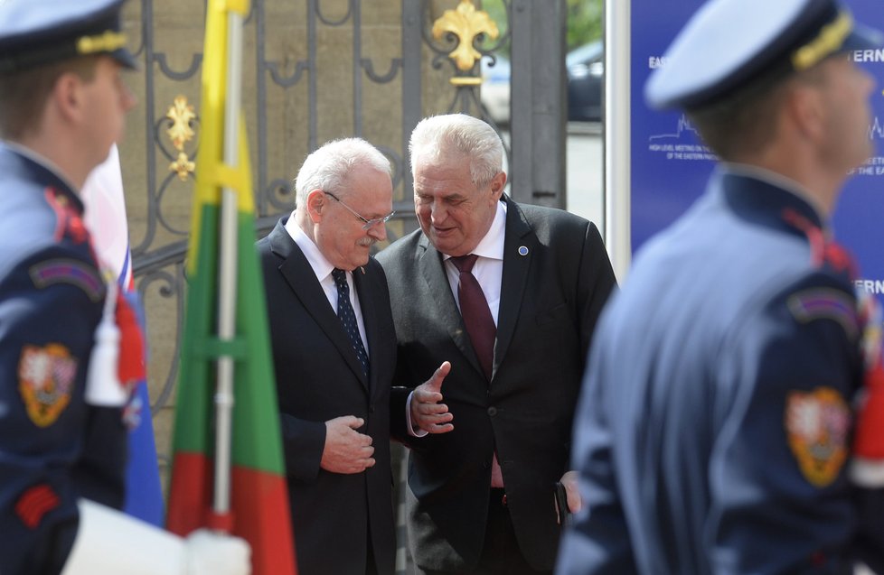 Prezident Zeman s Gasparovičem při summitu Východního partnerství...