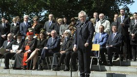 Na Národním hřbitově v Terezíně na Litoměřicku se 17. května konala Terezínská tryzna. Hlavní projev na vzpomínkové akci k uctění obětí nacistické perzekuce přednesl prezident Miloš Zeman