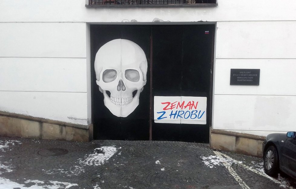 Novým motivem na bráně brněnského divadla Husa na provázku je lebka s nápisem Zeman z hrobu.