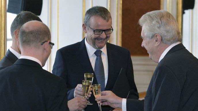 Prezident Miloš Zeman jmenoval Dana Ťoka novým ministrem dopravy.