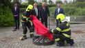 Prezident Miloše Zeman nechal na "mimořádném brífinku" spálit červené trenky, které vlály v roce 2015 chvíli nad Hradem.