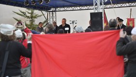 Prezidenta Miloše Zemana v obci Zámrsk uvítali dva muži s rudými trenýrkami.