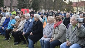 Prezidenta Miloše Zemana v obci Zámrsk uvítali dva muži s rudými trenýrkami.