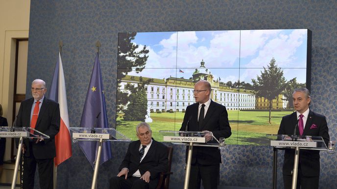 Tripartita se na jednání shodla na potřebě zvýšení nemocenské při delší pracovní neschopnosti. Foto ze zasedání, jehož se zúčastnil i prezident Miloš Zeman. 