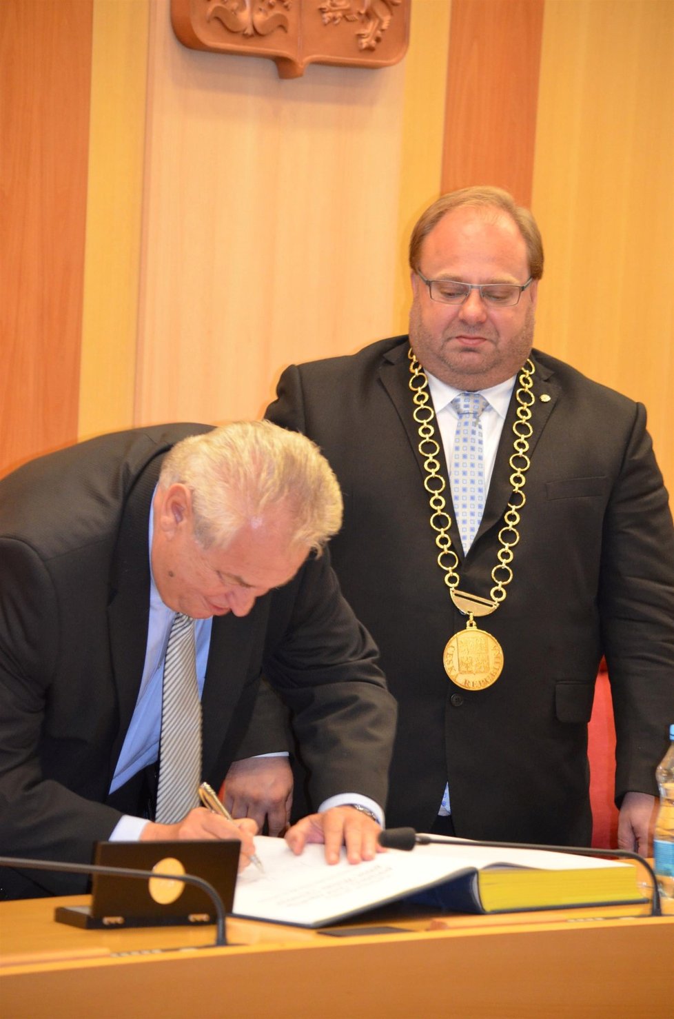 „Tužku vracím,“ utahuje si prezident Miloš Zeman v krajích ze svého předchůdce Václava Klause, který si vzal v roce 2011 v Chile protokolární pero