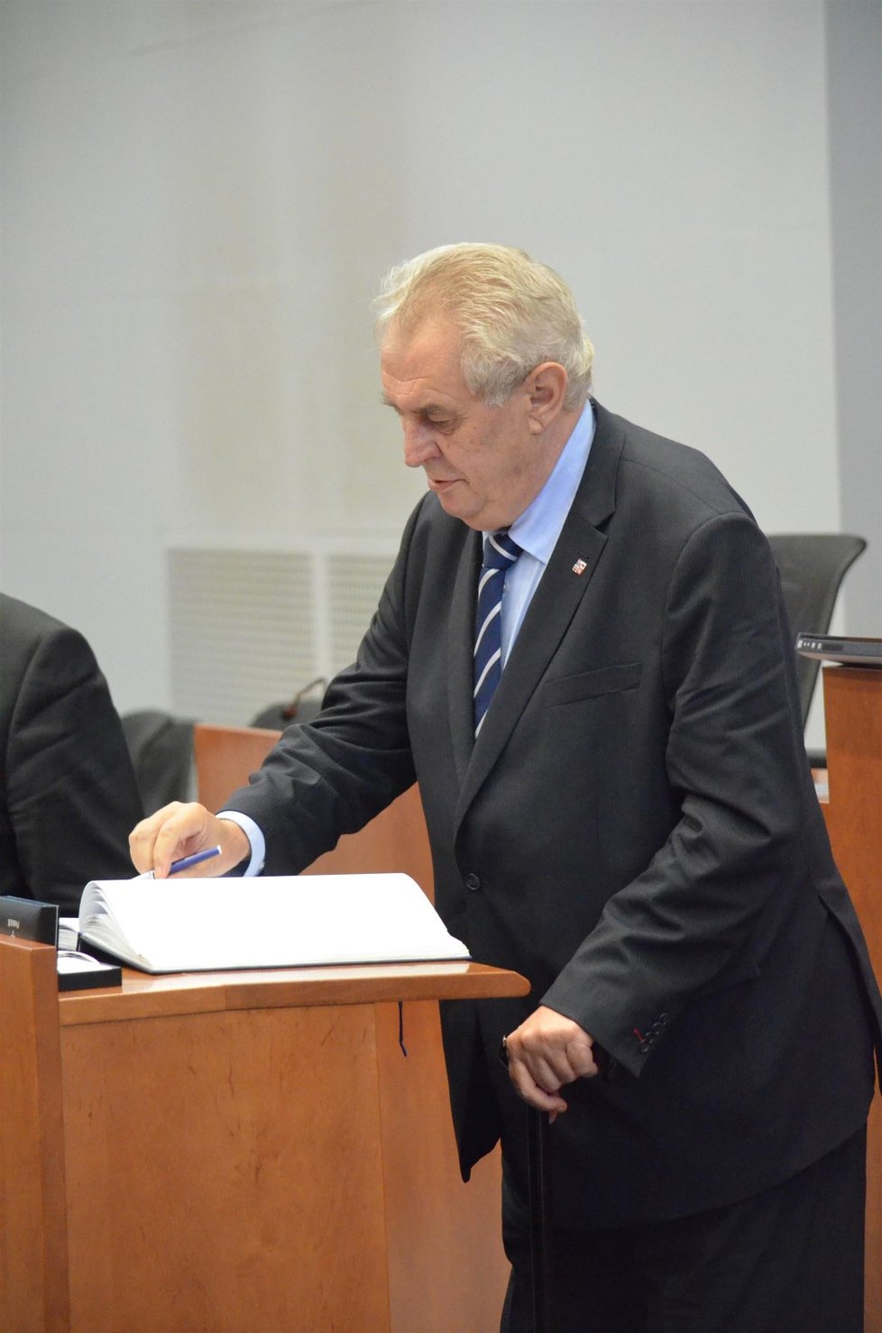 „Tužku vracím,“ utahuje si prezident Miloš Zeman v krajích ze svého předchůdce Václava Klause, který si vzal v roce 2011 v Chile protokolární pero