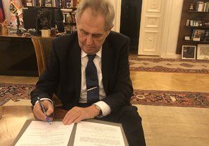 Prezident Miloš Zeman při podpisu zákona (ilustrační foto)