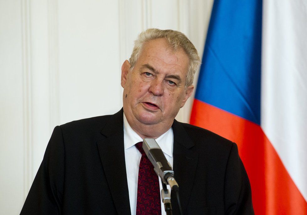 Prezident Miloš Zeman na tiskové konferenci před novináři